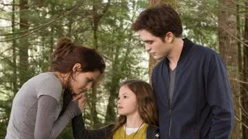 Robert Pattinson como Edward Cullen em 'Crepúsculo' ao lado de Kristen Stwart e Mackenzie Foy - Reprodução/Paris Filmes