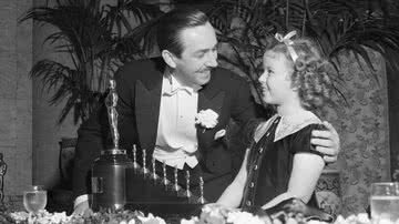 Walt Disney e Shirley Temple com o Oscar Honorário de "Branca de Neve" - Bettmann/Getty Images