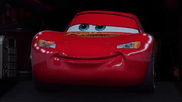 Relâmpago McQueen em cena de "Carros" (2006) - Reprodução/ Pixar