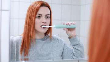 Imagem ilustrativa de uma mulher escovando os dentes - Pixabay