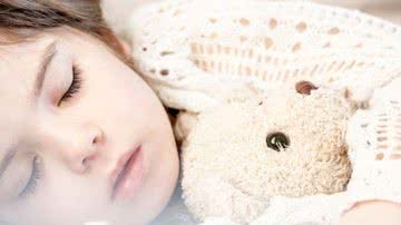 Imagem ilustrativa de uma criança dormindo - Pixabay