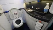 Entenda como funciona o banheiro do avião - Foto: Getty Images