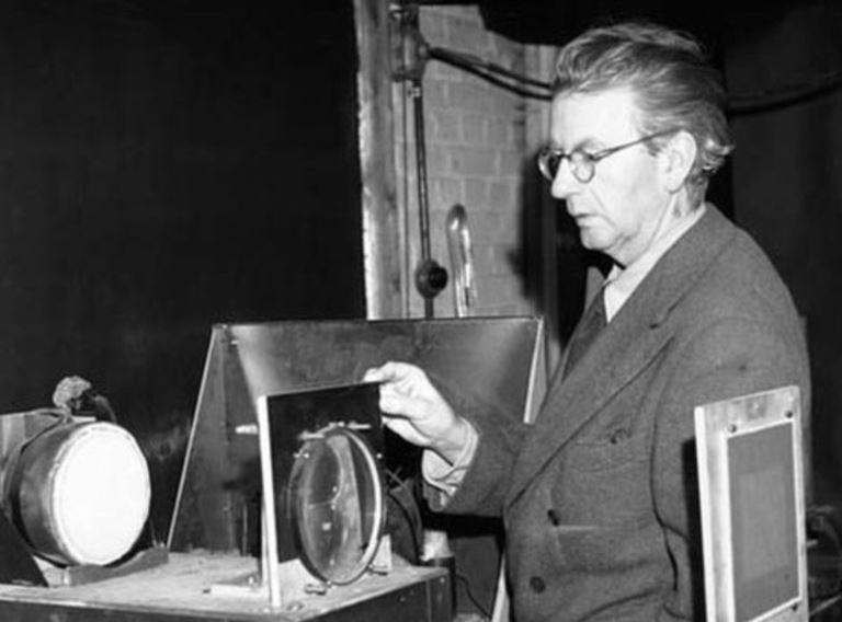 John Logie Baird realizando experiência
