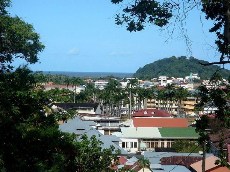Paisagem da Guiana Francesa com casas e árvores