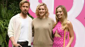 Ryan Gosling, Greta Gerwig e Margot Robbie para a divulgação de 'Barbie' - Jon Kopaloff/Getty Images