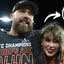 Taylor Swift e Travis Kelce em jogo dos Chiefs e cena do casal protagonista de HSM