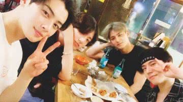 Cha Eunwoo, Jungkook, Yugyeom e Mingyu em jantar com amigos - Reprodução/Instagram