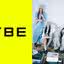 Logo da HYBE e NewJeans em photoshoot para o single-álbum "How Sweet"
