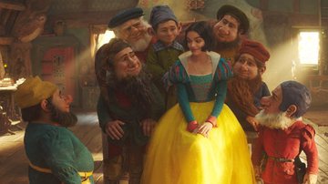 Rachel Zegler como "Branca de Neve" junto dos sete anões - Divulgação/Disney