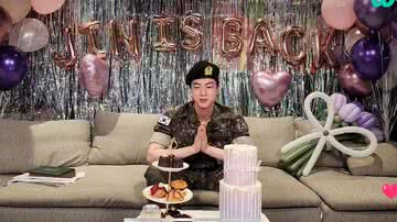 Jin, do BTS, em live no Weverse após dispensa militar - Reprodução/Weverse/BTS