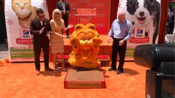 Garfield marcando suas patas na premiere de "Garfield - Fora de Casa", no TCL Chinese Theater - Reprodução/TCL Chinese Theaters no Youtube