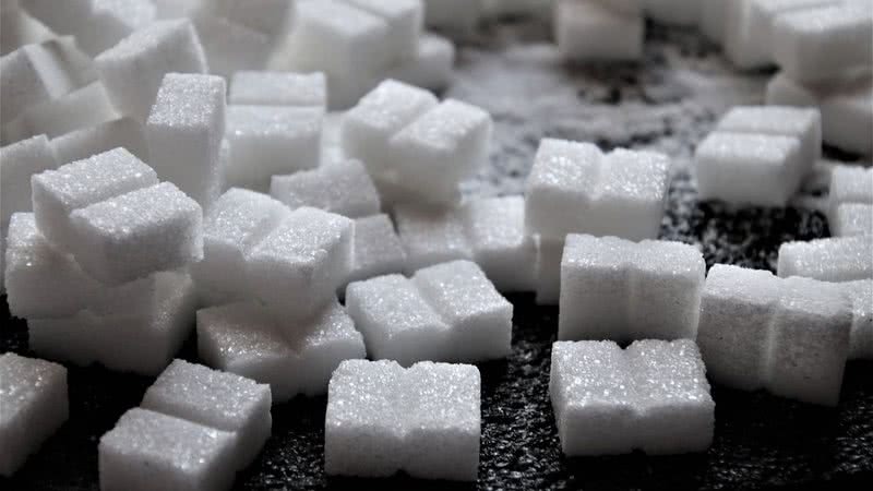 Imagem ilustrativa de cubos de açúcar - Pixabay