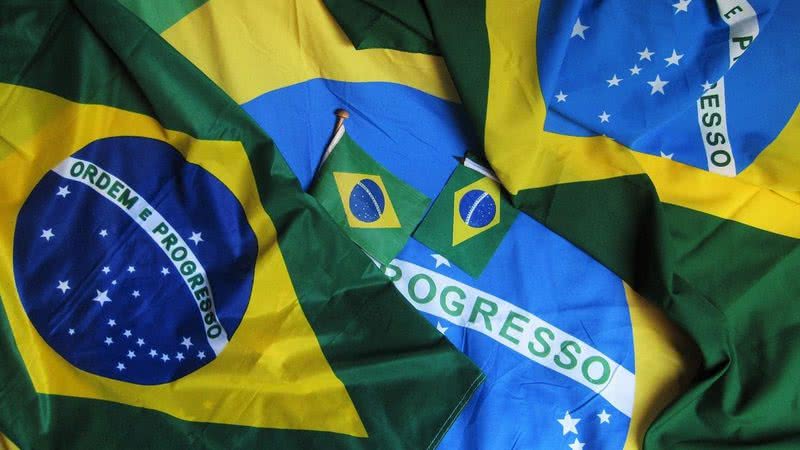 Sobreposição de bandeiras do Brasil - Pixabay