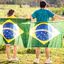 Imagem ilustrativa de pessoas segurando a bandeira do Brasil
