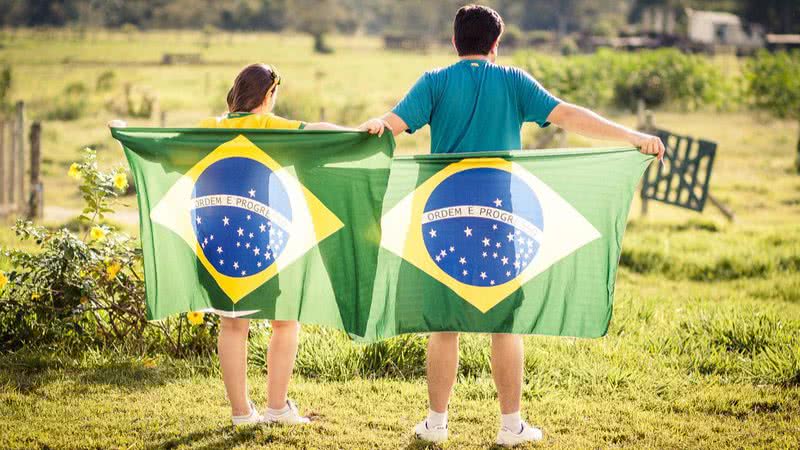 Imagem ilustrativa de pessoas segurando a bandeira do Brasil - Pixabay