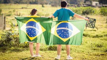 Imagem ilustrativa de pessoas segurando a bandeira do Brasil - Pixabay
