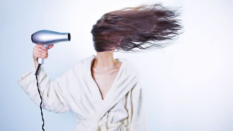 Imagem ilustrativa de uma pessoa secando os cabelos - Pixabay