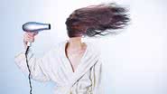Imagem ilustrativa de uma pessoa secando os cabelos - Pixabay