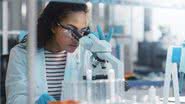 Mulheres ainda lidam com a falta de reconhecimento na ciência - Gorodenkoff | Shutterstock