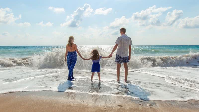 Imagem ilustrativa de uma família na praia - Pixabay