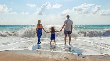 Imagem ilustrativa de uma família na praia - Pixabay