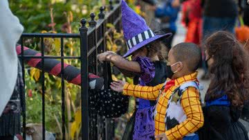 Crianças pedindo doces ou travessuras no Halloween de 2020 - David Dee Delgado/Getty Images