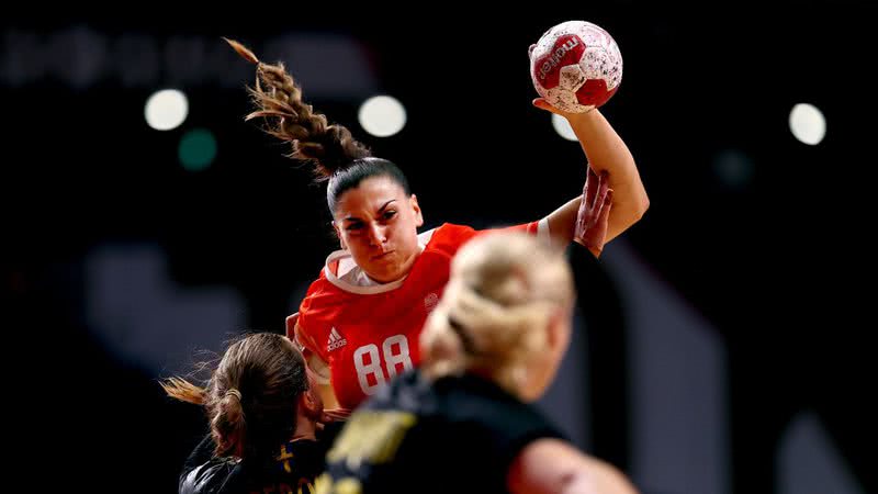 Nikoletta Kiss, da equipe Hungria, passa a bola durante a partida de handebol do Grupo B da rodada preliminar feminina entre Hungria e Suécia no décimo dia dos Jogos Olímpicos de Tóquio 2020 no Estádio Nacional de Yoyogi em Tóquio - Getty Images