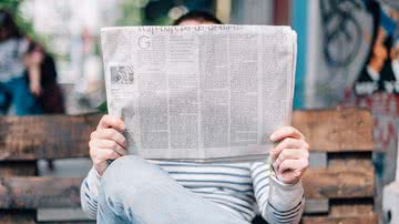 Imagem ilustrativa de uma pessoa lendo jornal - Pixabay