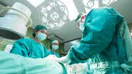 Imagem ilustrativa de médicos na sala de cirurgia - Pixabay