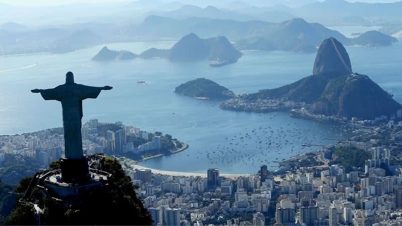 Vista aérea do Cristo Redentor, Praia do Flamengo, Pão de Açúcar e Baía de Guanabara (2015) - Getty Images