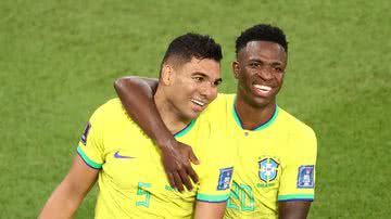 Casemiro e Vinícius Jr. durante a partida de Brasil x Suíça na Copa do Mundo do Catar - Getty Images/ Robert Cianflone
