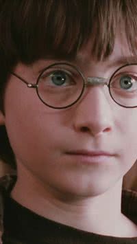 Por que a cor dos olhos de Harry Potter nos filmes é diferente dos livros?
