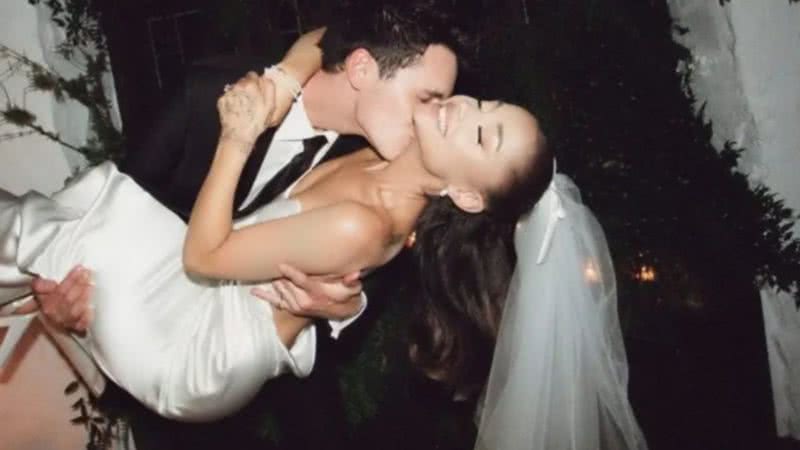 Ariana Grande e Dalton Gomez em seu casamento - Reprodução/Instagram