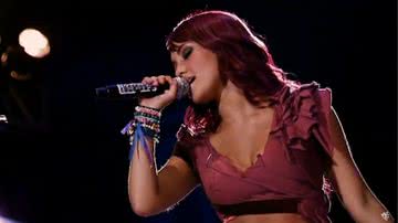 Dulce María cantando "No Pares" no DVD "RBD - Live in Rio" - Reprodução/YouTube/RBD ETERNO