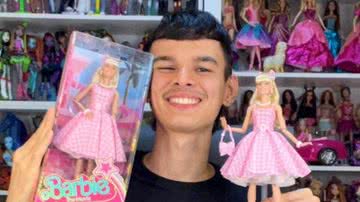 Filipe com suas bonecas Barbies do live-action - Acervo Pessoal