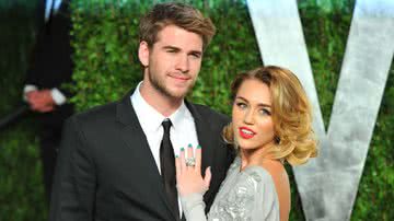 Miley Cyrus e Liam Hemsworth na Vanity Fair Oscar Party 2012 - Getty Images