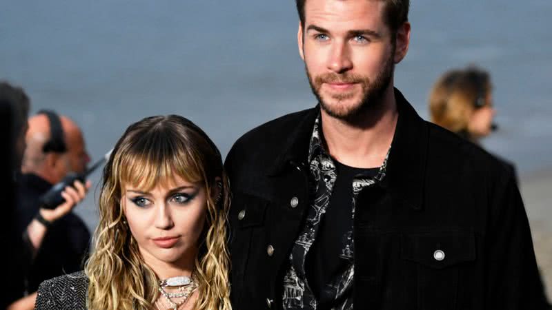 Miley Cyrus (à esqu.) e ao lado de Liam (à dir.) - Getty Images