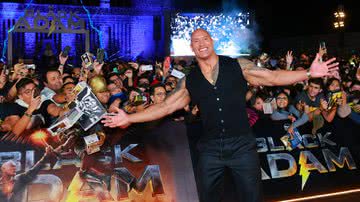Dwayne Johnson com fãs em evento de 'Adão Negro' no México - Hector Vivas/Getty Images