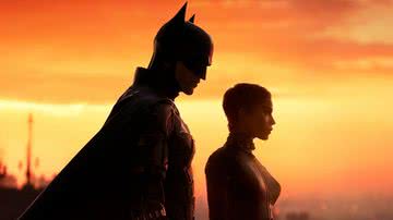 Imagem promocional do Homem-Morcego ao lado da Mulher-Gato para o longa “Batman” - Divulgação/ Warner Bros. Pictures