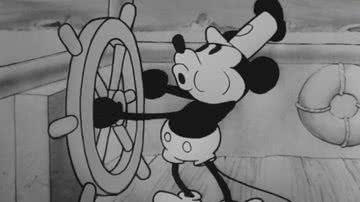Mickey Mouse em cena de "Steamboat Willie" - Reprodução/ Disney