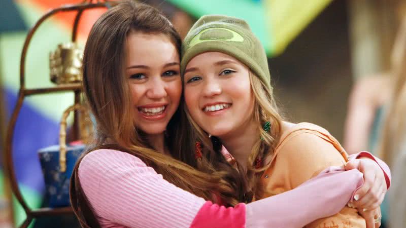 Miley Cyrus e Emily Osment de 'Hannah Montana' - Reprodução/Disney+