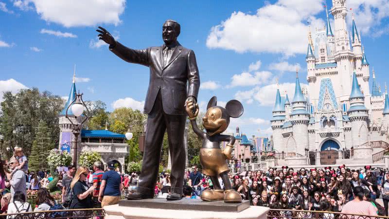 Estátua de Walt Disney e Mickey em parque da Disney - Pixabay
