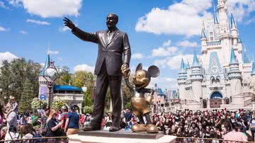 Estátua de Walt Disney e Mickey em parque da Disney - Pixabay
