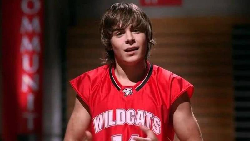 Zac Efron como Troy Bolton, em High School Musical - Reprodução/ Disney