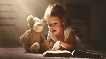 Praticar a leitura ajuda no desenvolvimento das crianças (Imagem: Evgeny Atamanenko | Shutterstock)