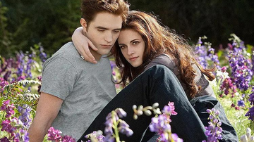 Robert Pattison e Kristen Stewart como Edward e Bella em imagem promocional de 'Amanhecer - Parte 2' - Divulgação/Paris Filmes