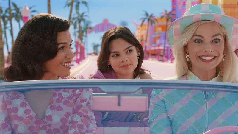 America Ferreira, Ariana Greenblatt e Margot Robbie no filme 'Barbie' - Reprodução/ Warner Bros.