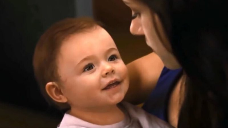 A bebê Renesmee em 'Amanhecer - Parte 2' (2012) - Reprodução/ Paris Filmes