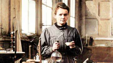 Cientista Marie Curie em seu laboratório - Creative Commons