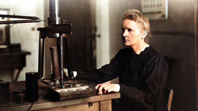 Cientista Marie Curie em seu laboratório - Wikimedia Commons